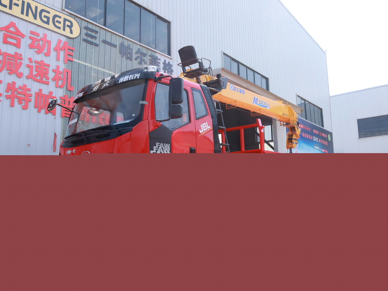 解放J6L后雙橋上裝徐工12噸直臂式吊機
